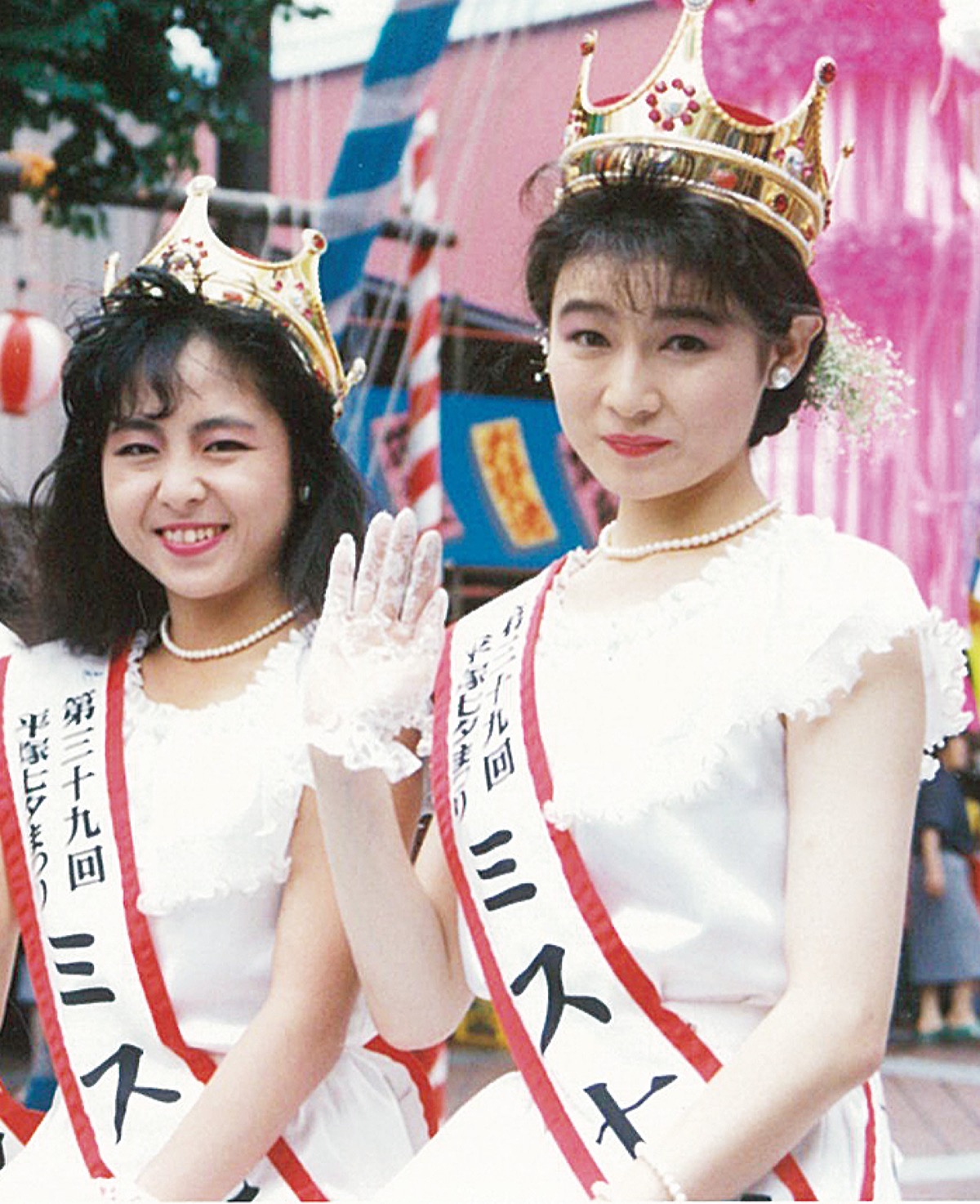 七夕まつりパレードで手を振る小泉さん(左)