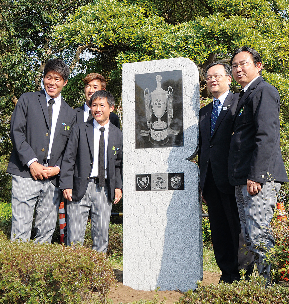 流れの広場に建立された優勝記念碑
