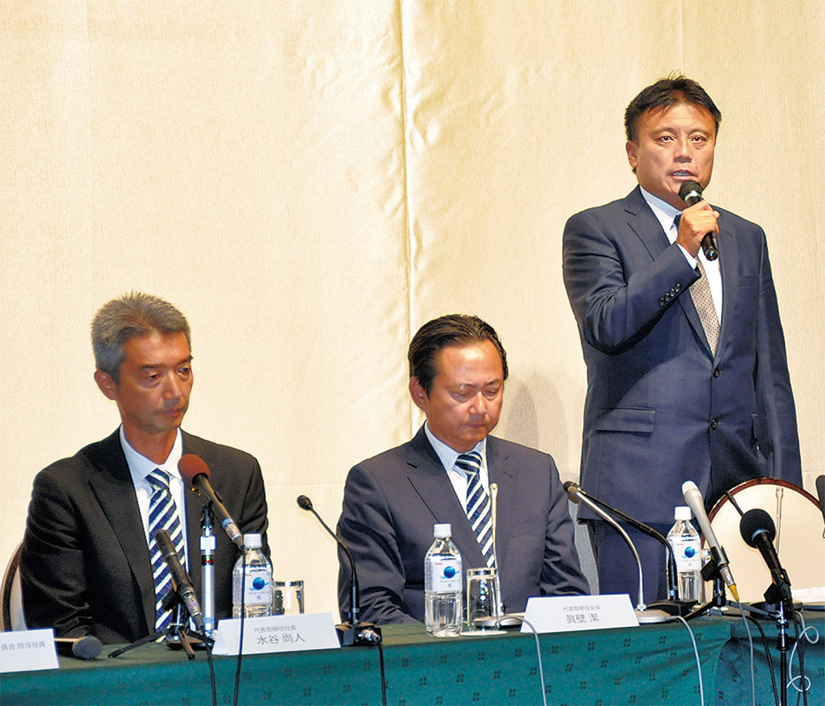 4日の会見でパワハラ行為について謝罪する曺監督(右)、同席した水谷社長(左)、眞壁会長