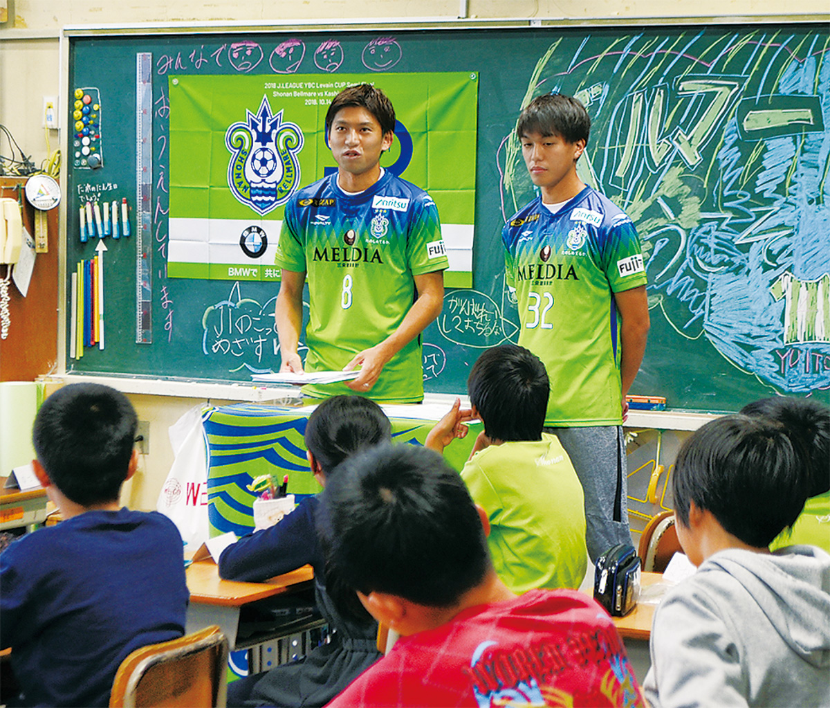 教壇に立つ大野選手（左）と新井選手