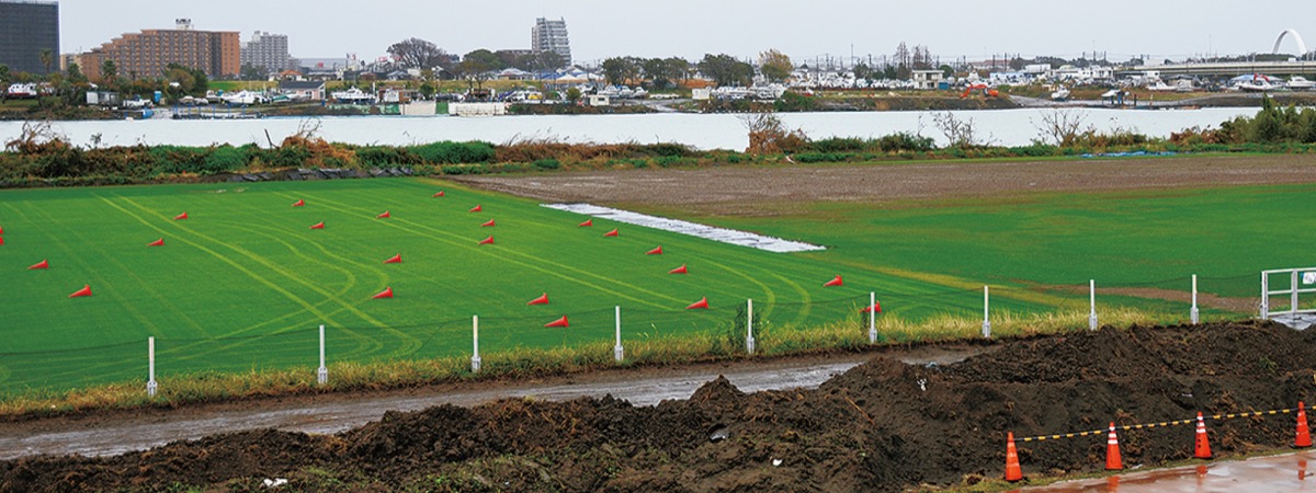 南側第1グラウンド(右側)には泥が多く残る(2日撮影)
