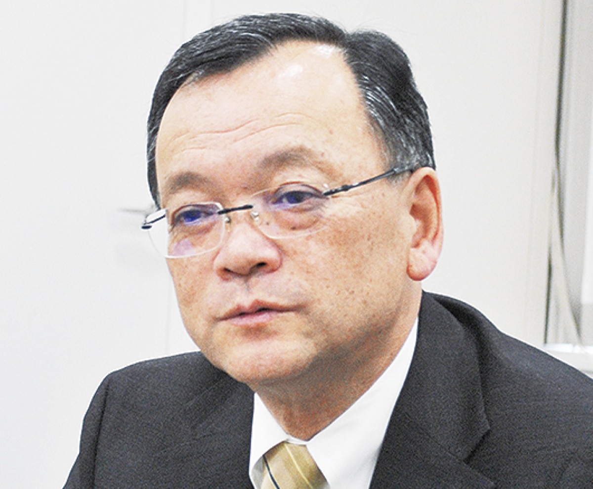 取材に応じる市長