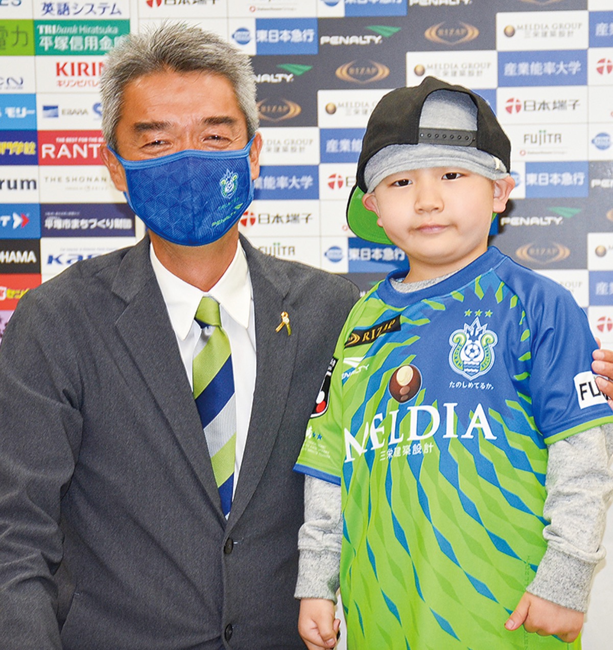 入団会見を行った琉君(右)と水谷社長