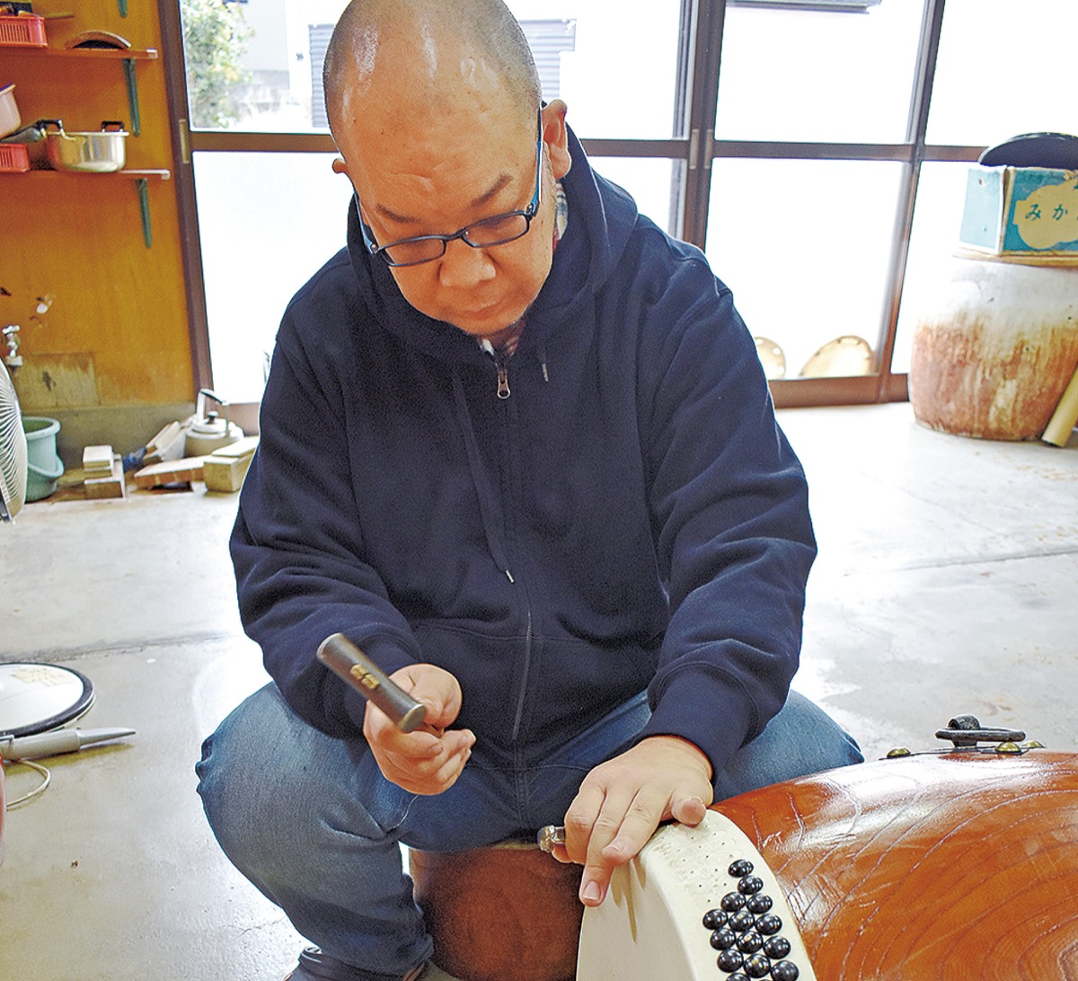 太鼓を修理する岡田さん