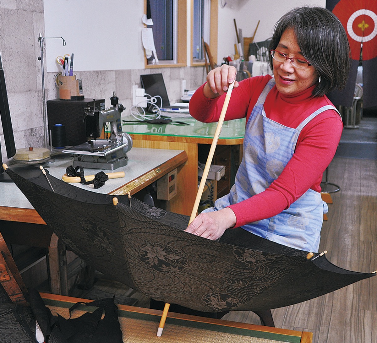 作業する片山さん