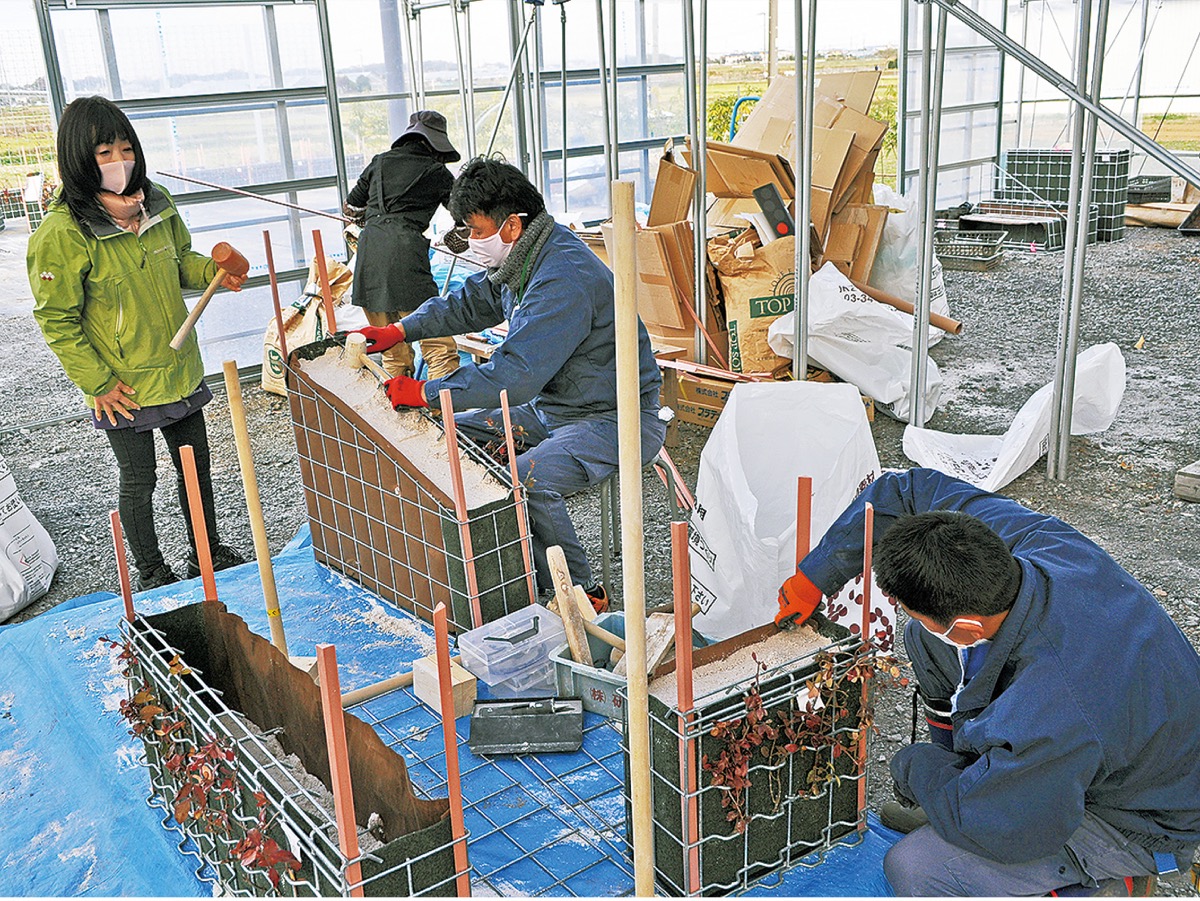 里山ユニット作りに取り組む進和学園のメンバー
