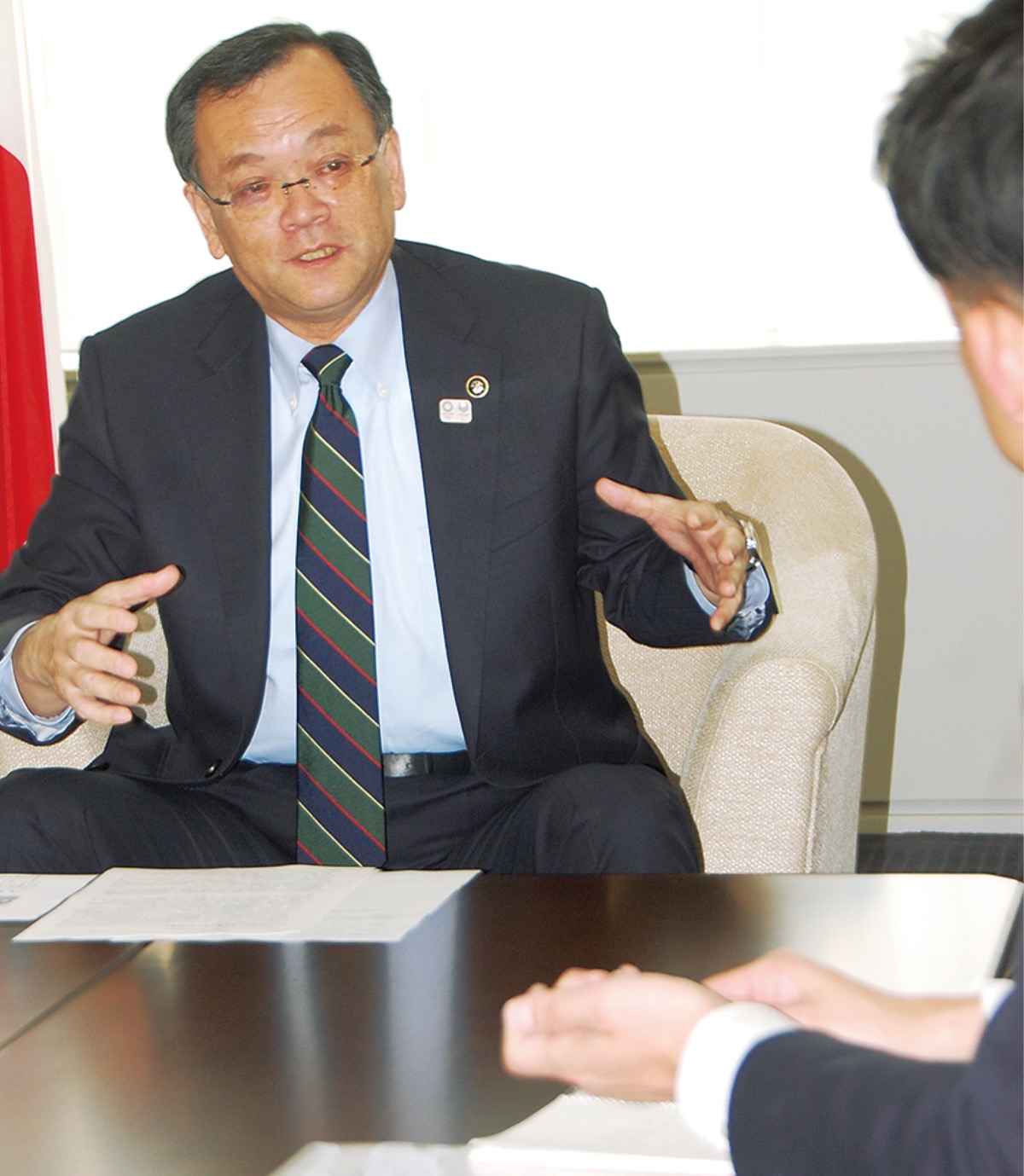 インタビューに応じる落合市長