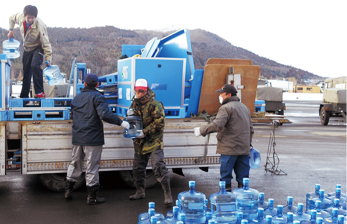 レモンガス社員が物資を届けているようす（同社提供写真）