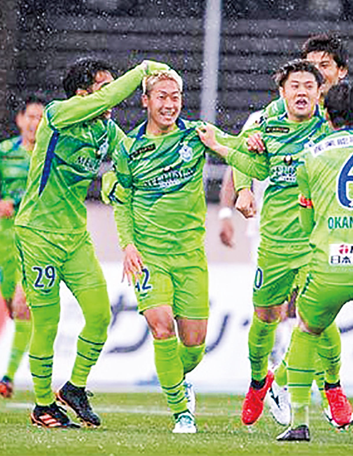 ゴールを祝福される高橋（提供写真）