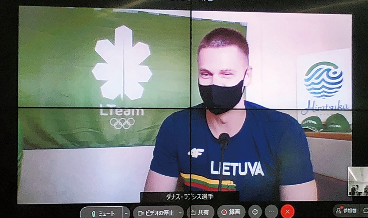 取材に応じるリトアニアのダナス選手