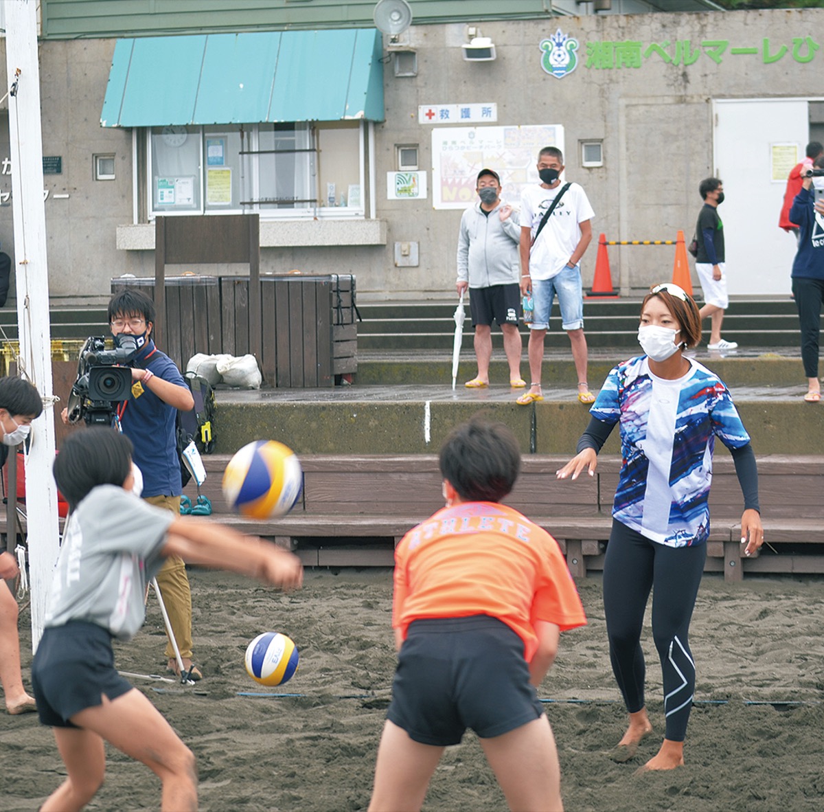 子どもたちに指導する石井選手（右）