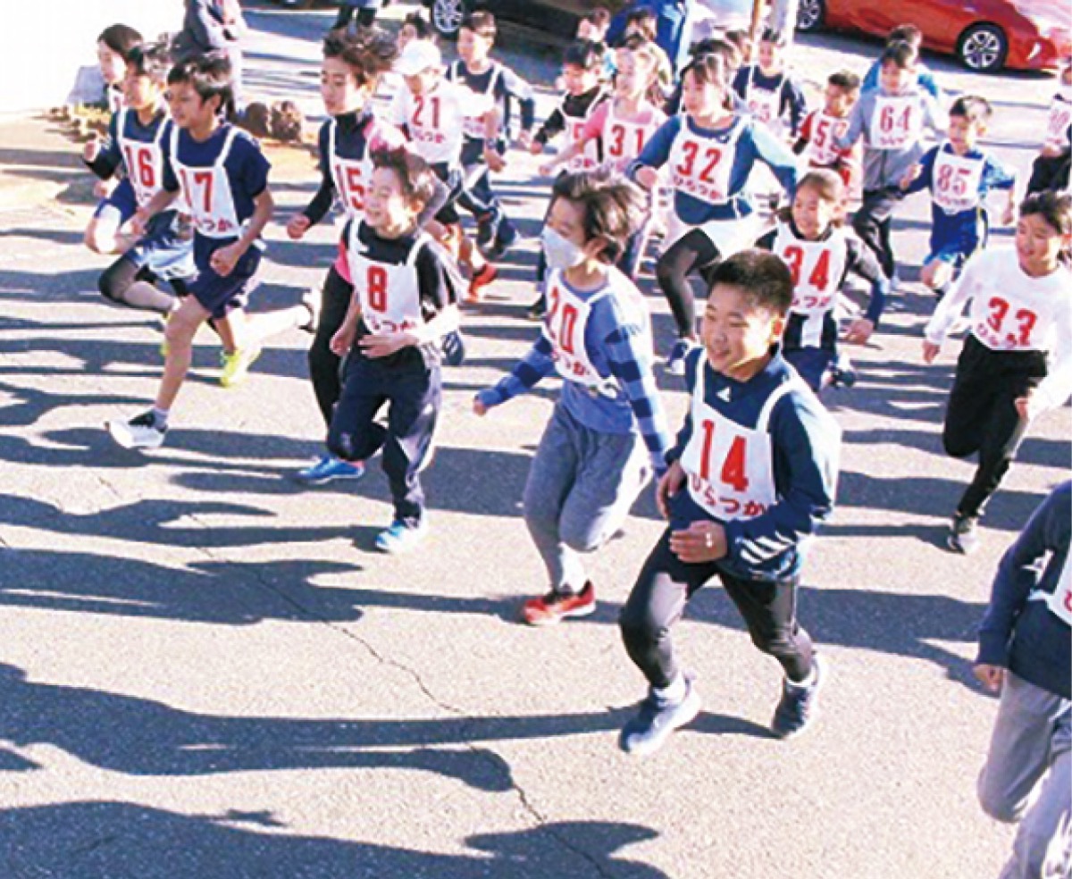 寒空の下、元気に走る子どもたち