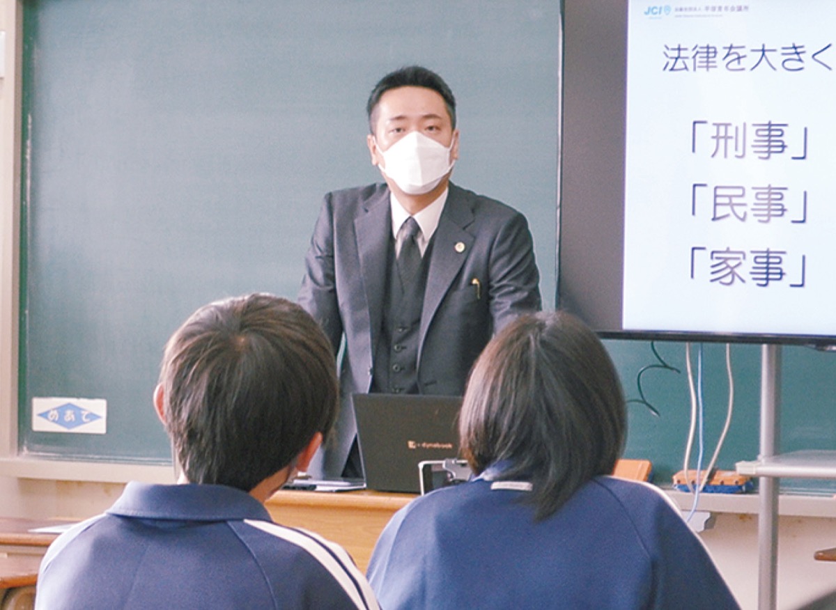 講話する小澤さんと耳を傾ける生徒ら