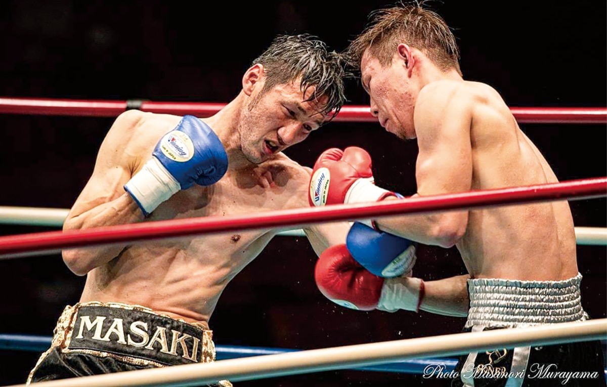 昨年６月、日本ランキング１位の選手と戦う斉藤さん（左）