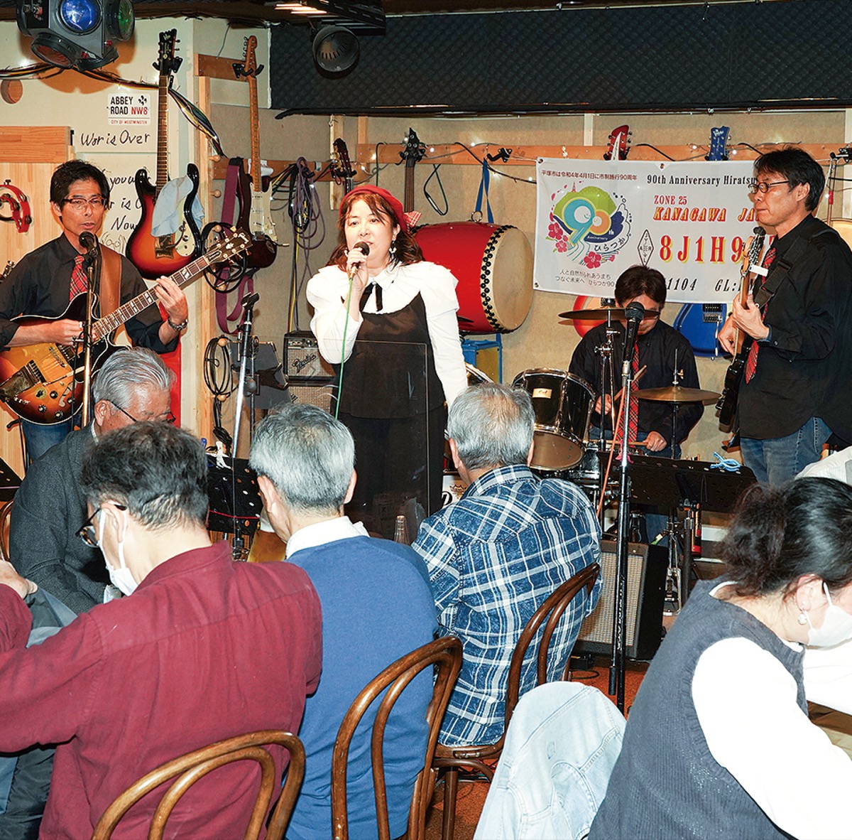 参加者はライブ演奏に耳を傾けた（同局提供）