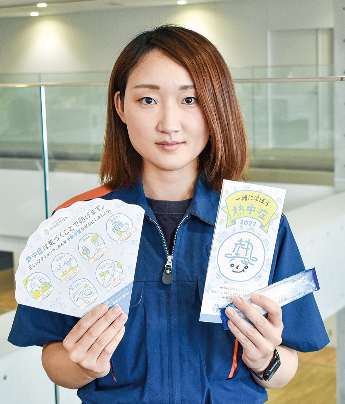 熱中症の啓発品を持つ東さん