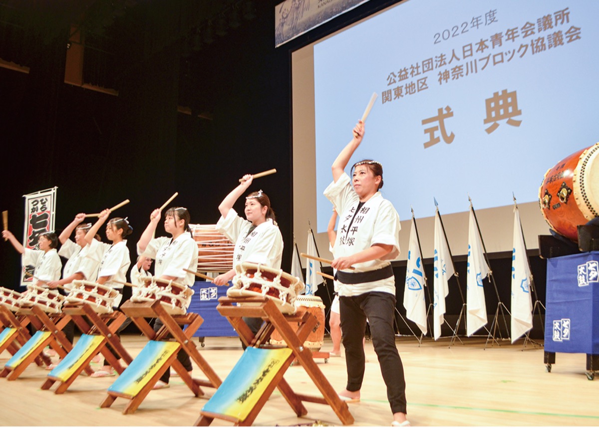 ひらしん平塚文化芸術ホールで演奏する七夕太鼓保存会のメンバー