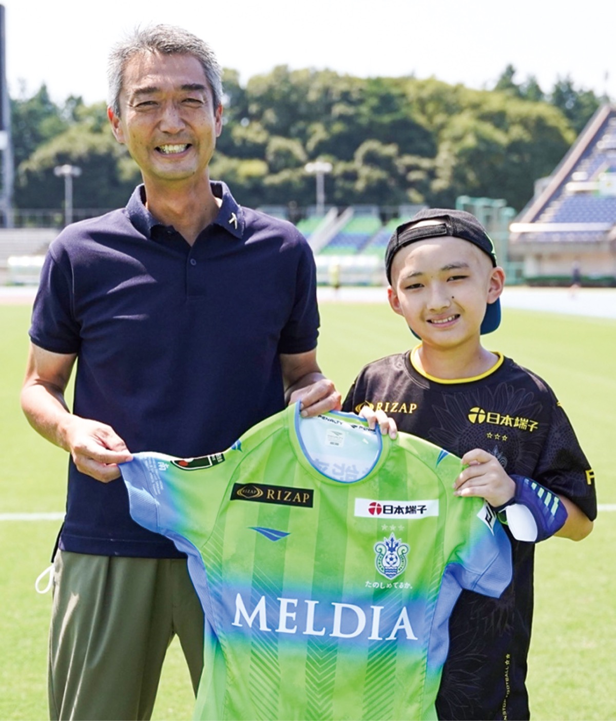 左から水谷社長と小林君（クラブ提供）