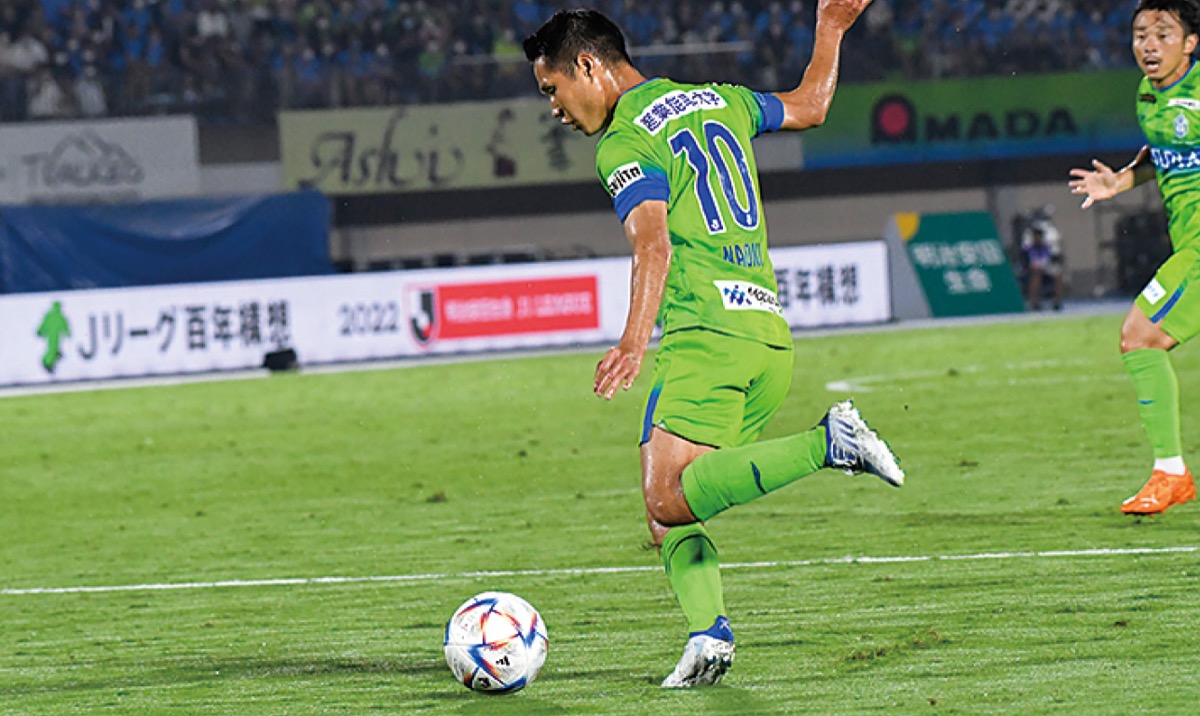 素早いルックアップからノールックで阿部浩之選手の決勝ゴールを引き出したNo.10山田直輝選手。途中出場の2人が試合を決め、逆転へのマネジメントもズバリ(写真/浜地隆史)