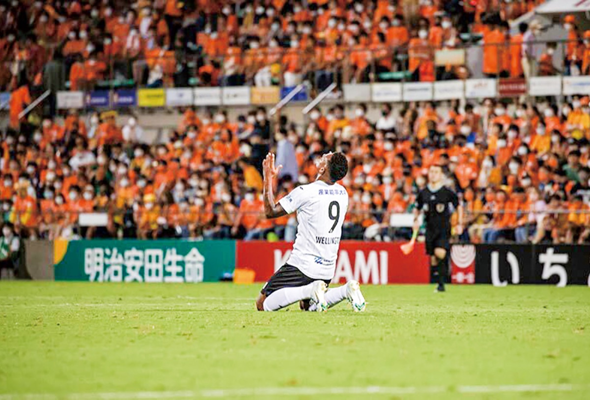 試合終了後祈りを捧げるウェリントン。昨年もアイスタで起死回生の同点弾を決めた。