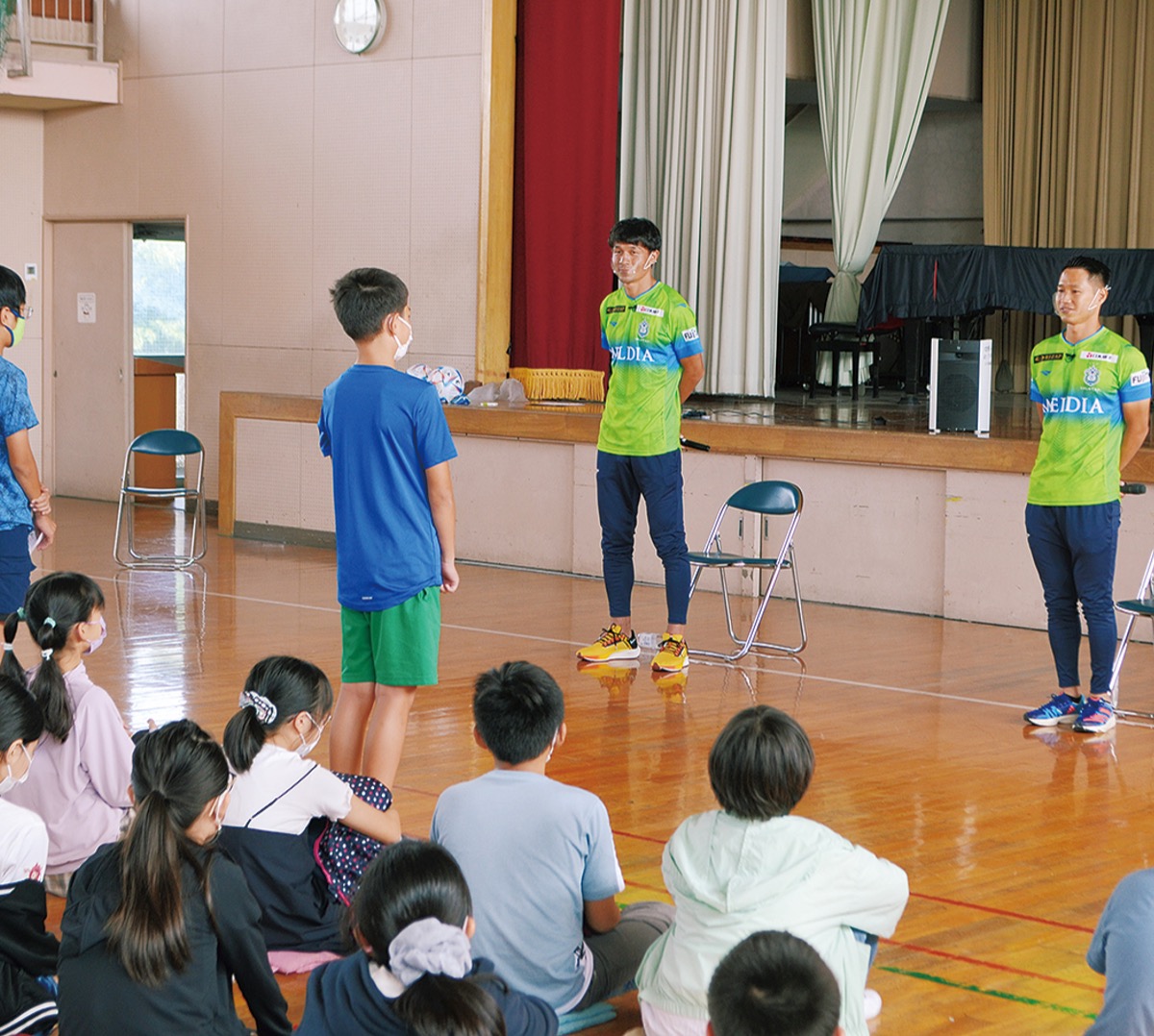 ユニフォームをまとった杉岡選手（左）と山田選手