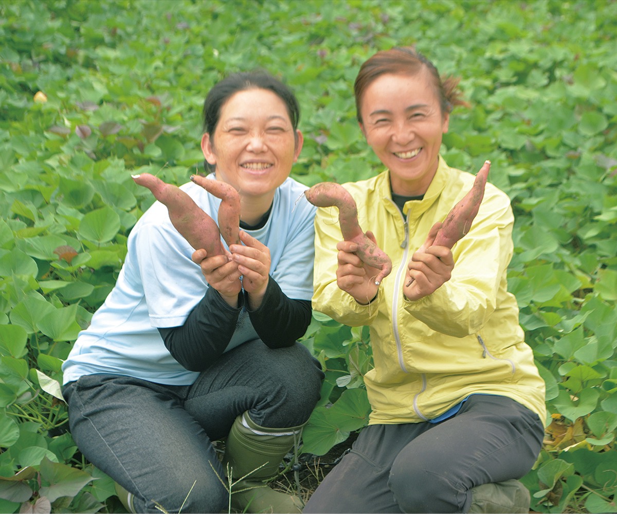 クリマサリを持つ笹尾さん（右）とチブオンゴゼさん