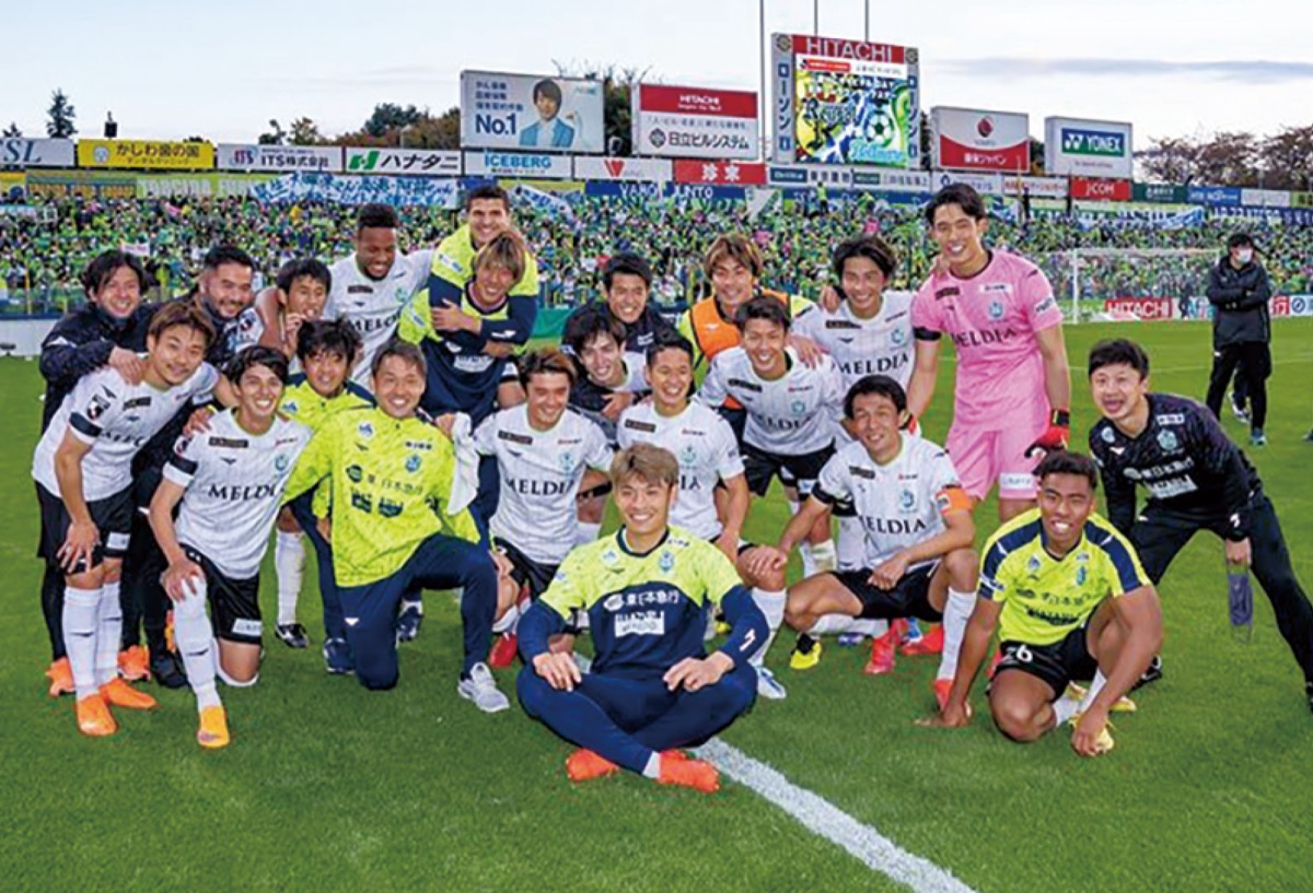 試合終了後、先発&ベンチメンバーで記念撮影。チームの雰囲気の良さが伝わってくる。