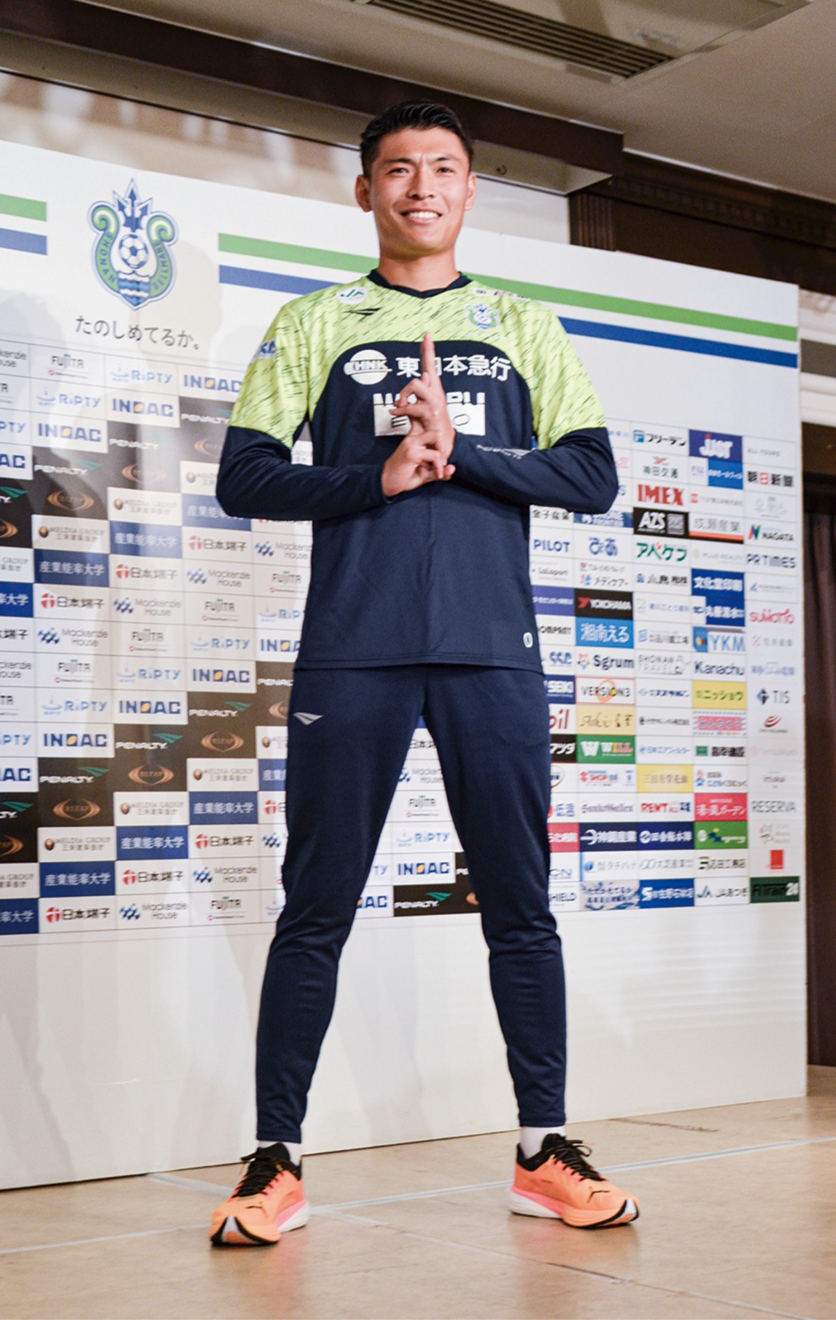 忍者ポーズを見せる町野選手