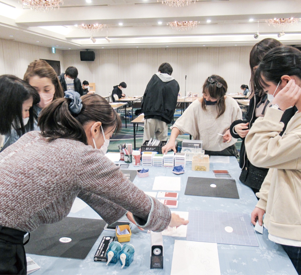 カード制作に集中する生徒たち