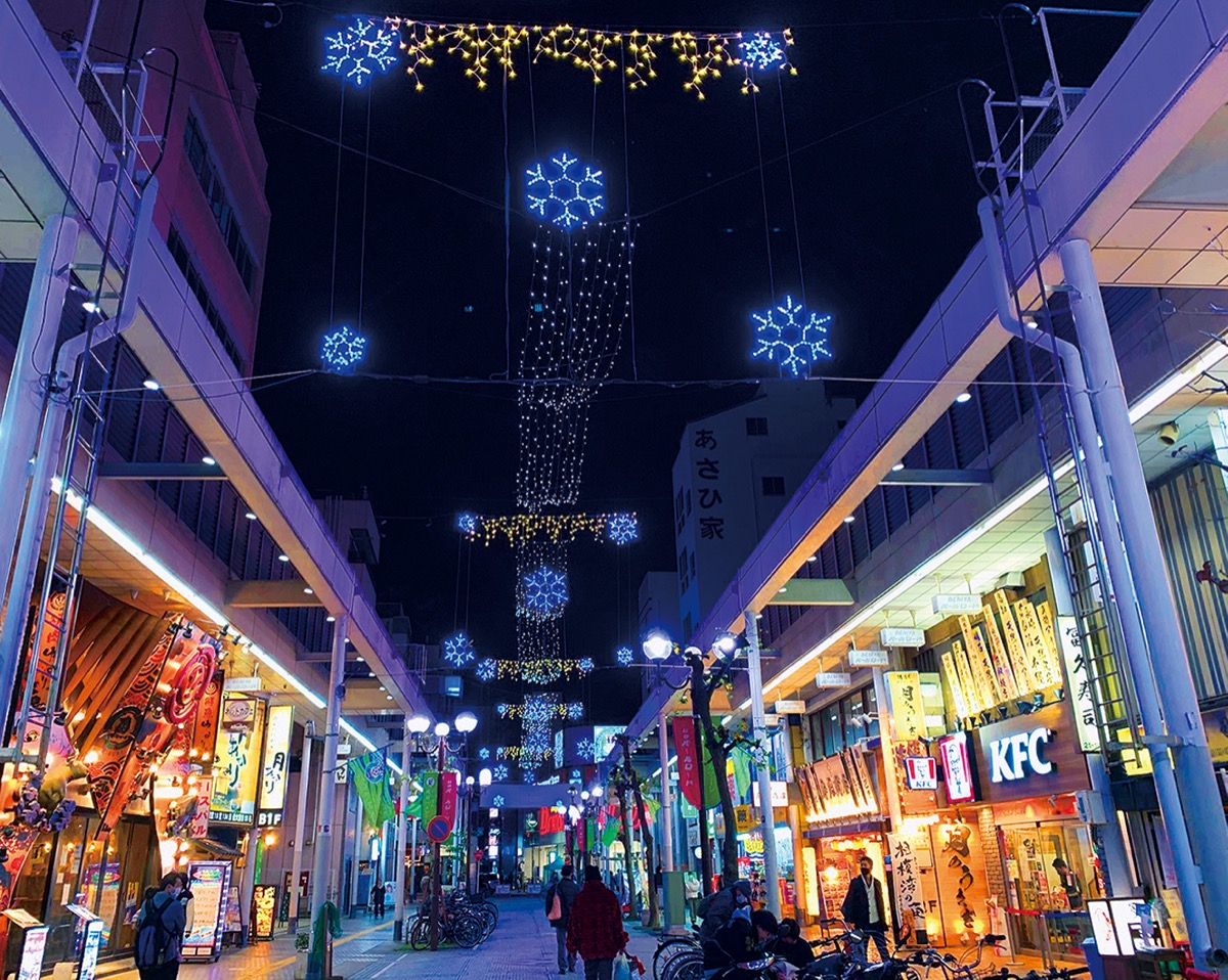 ライトアップされている平塚駅北口中心商店街