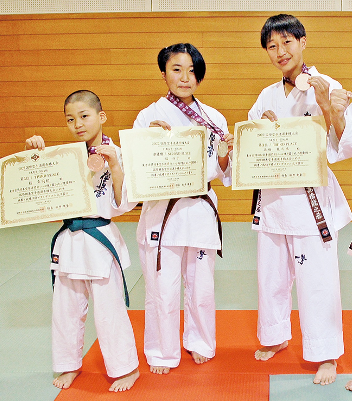 右から高橋さん、稲桜子さんと幸司郎君