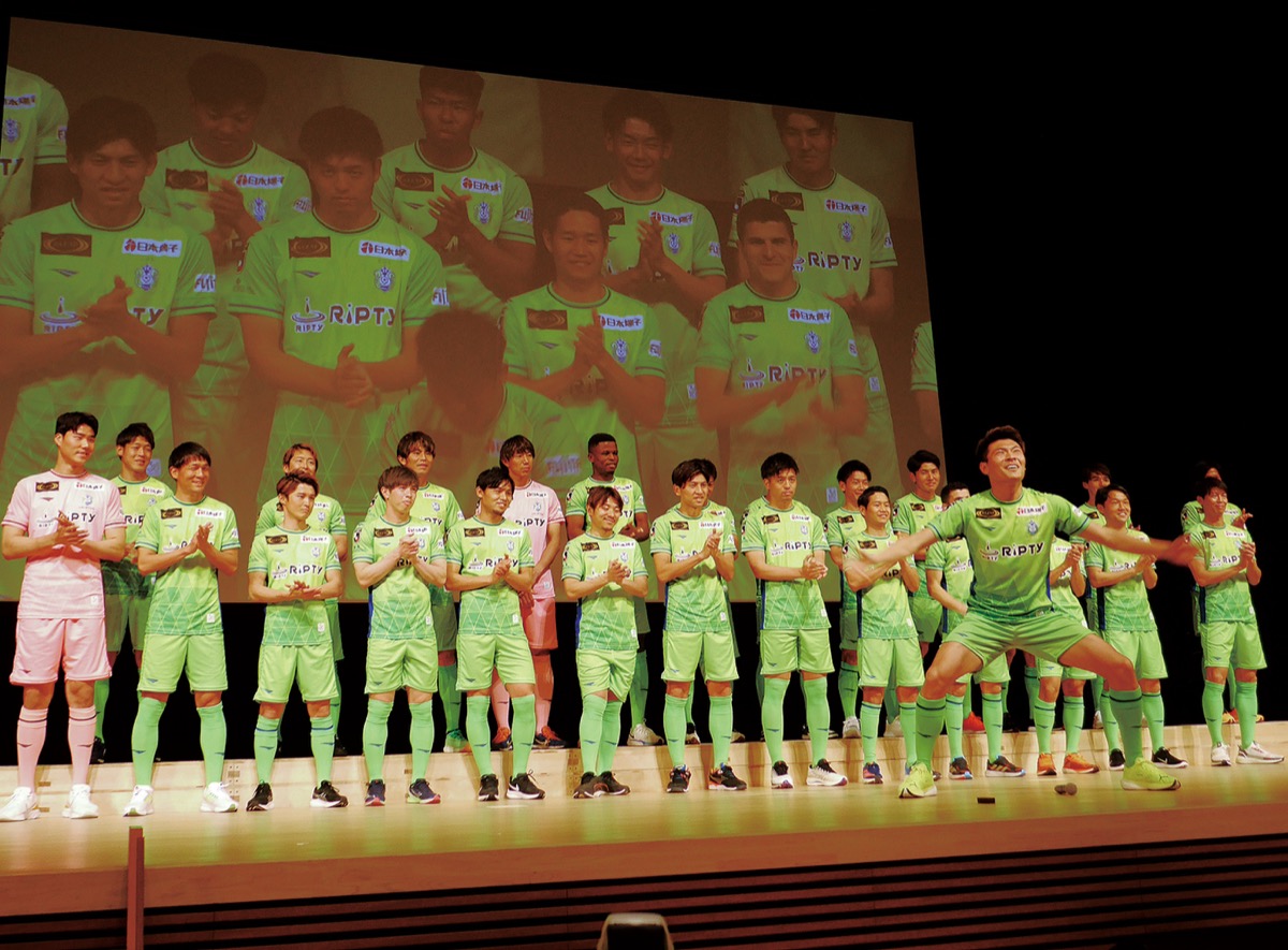 会場を盛り上げる町野選手（最前列)