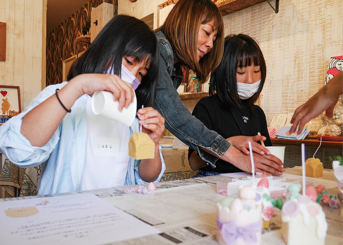 参加者と竹澤さん（中央）