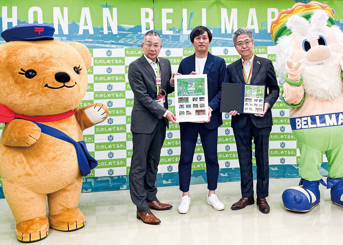 コラボ切手を持つ坂本GM（写真中央）