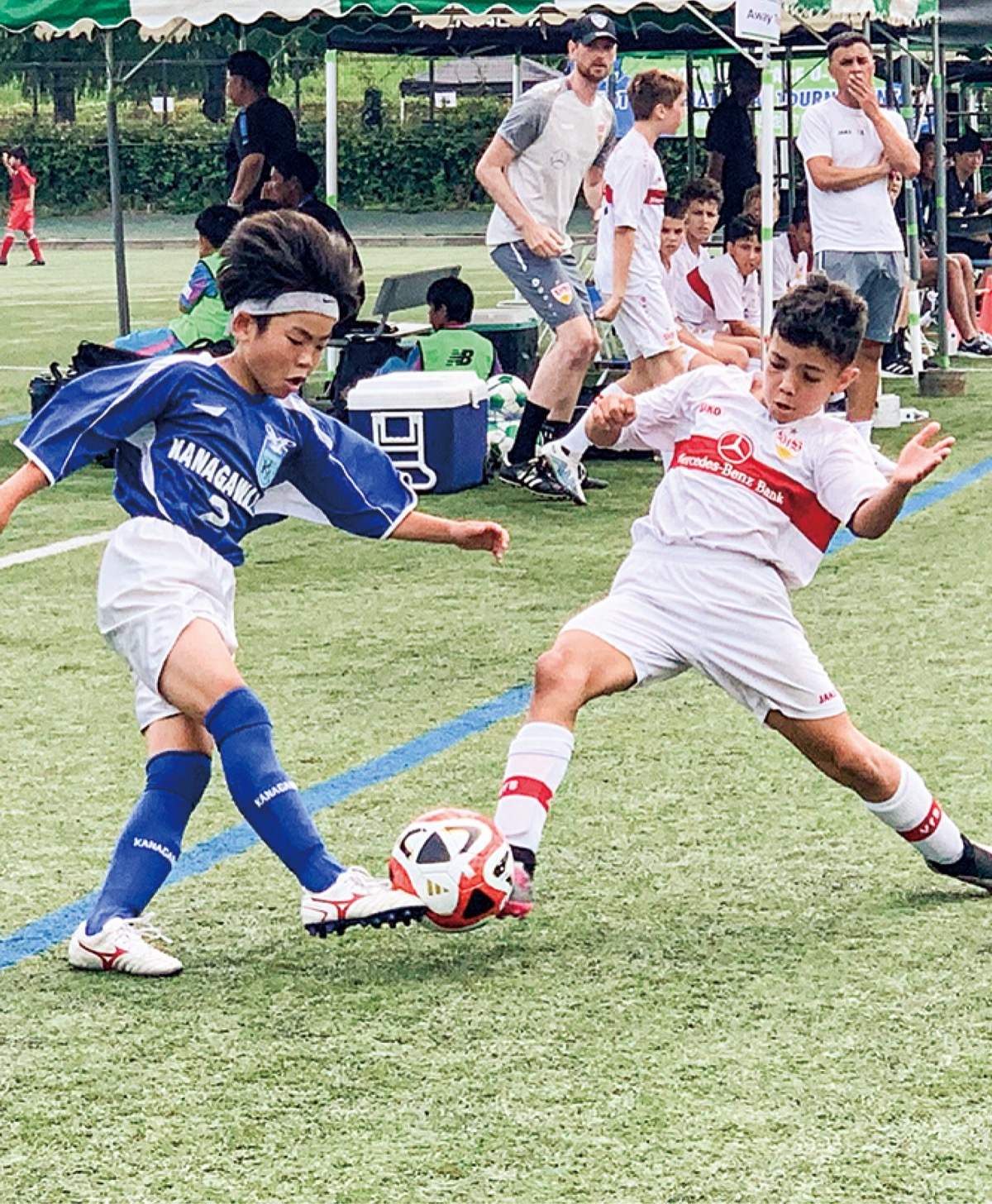 神奈川県トレセン（左）とシュトゥットガルトの選手