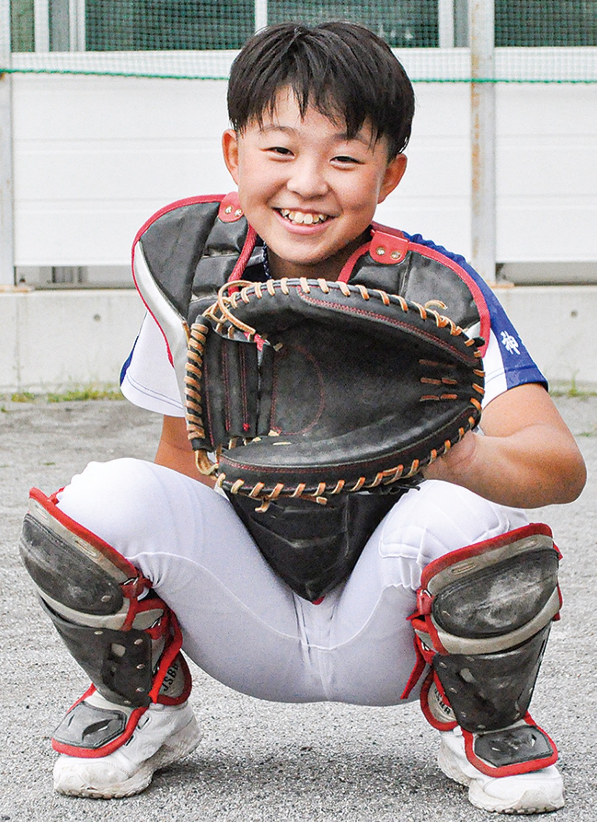 笑顔でキャッチャーミットを構える伊波さん