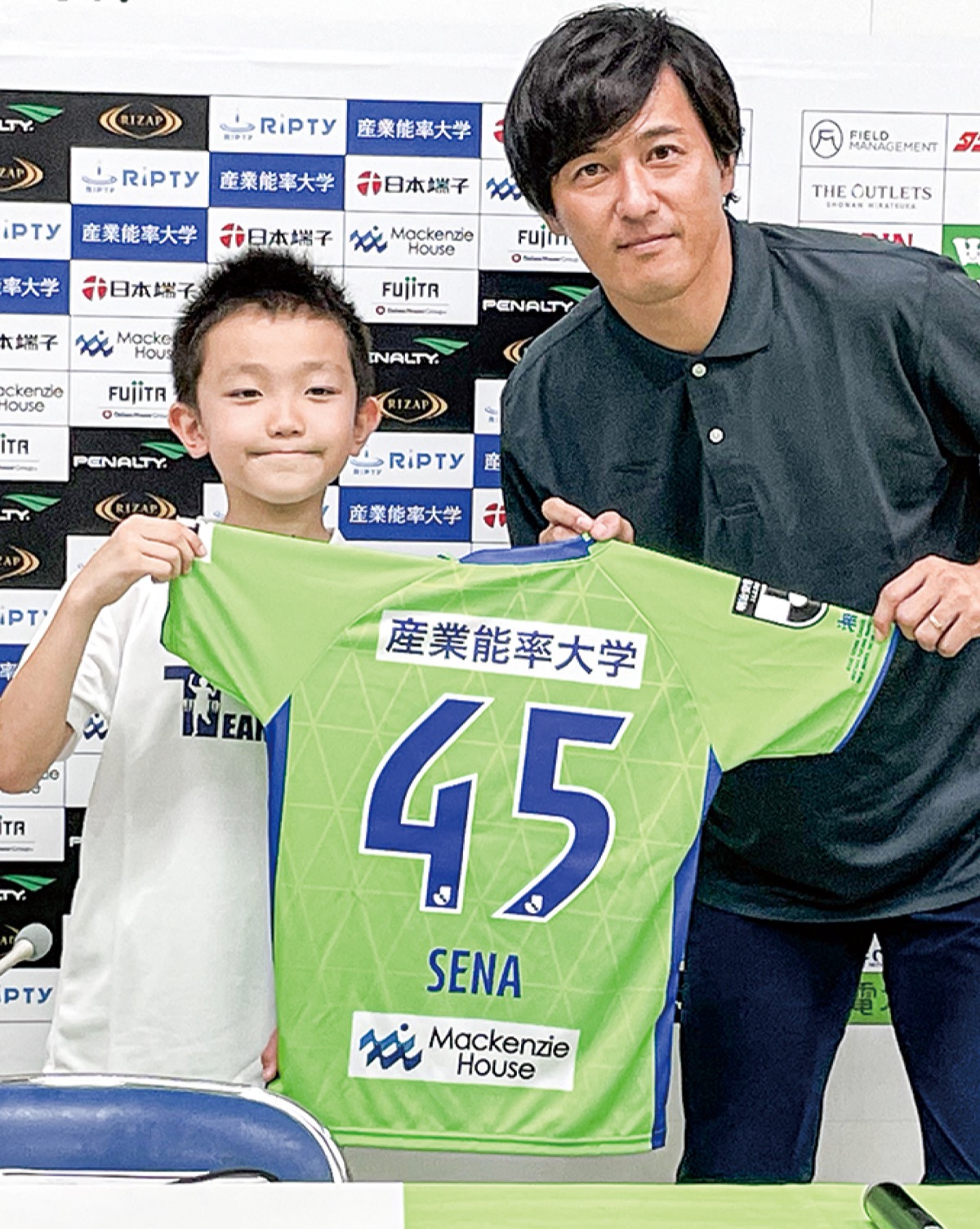 ユニフォームを手にする長谷川君（左）