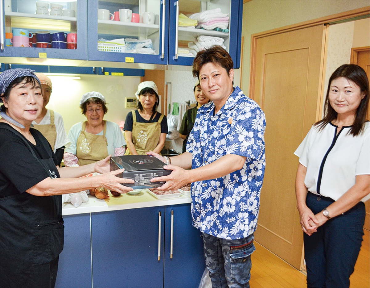 小網会長から大畑代表へ手渡した