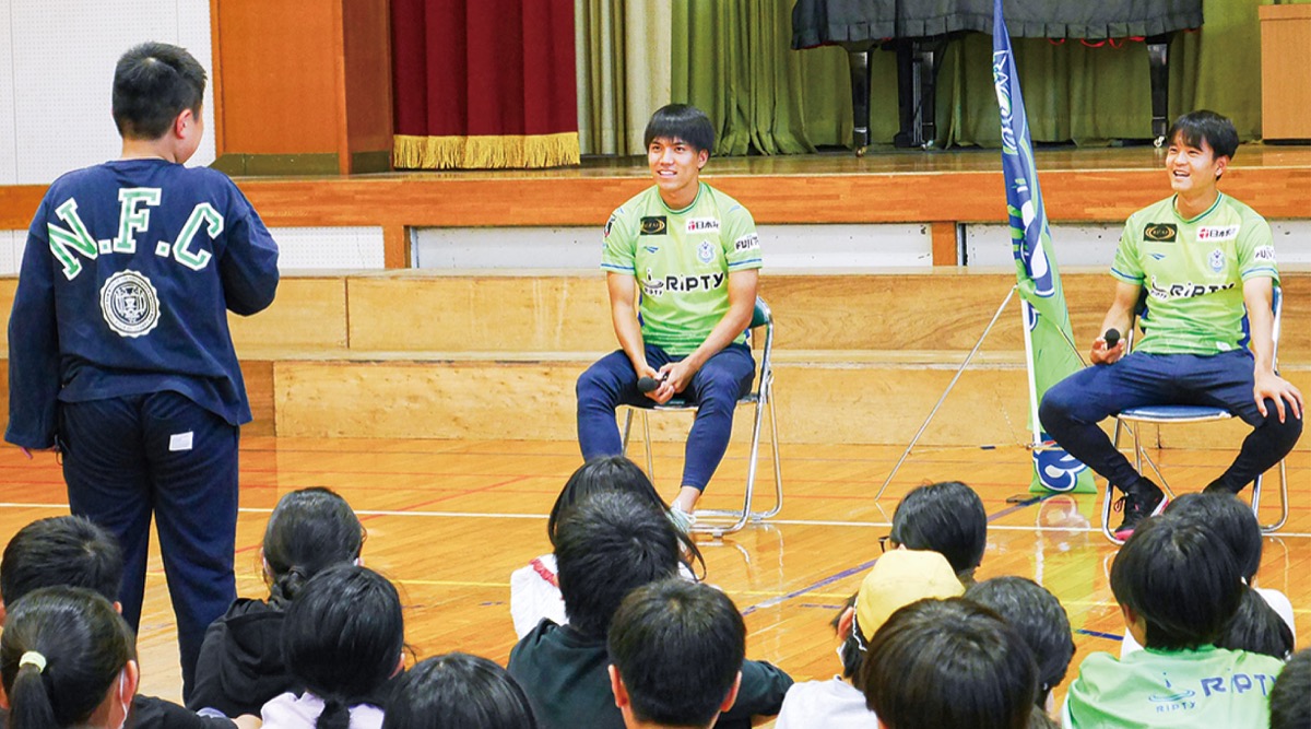 児童の質問に答える田中選手（中央）と平岡選手（右）