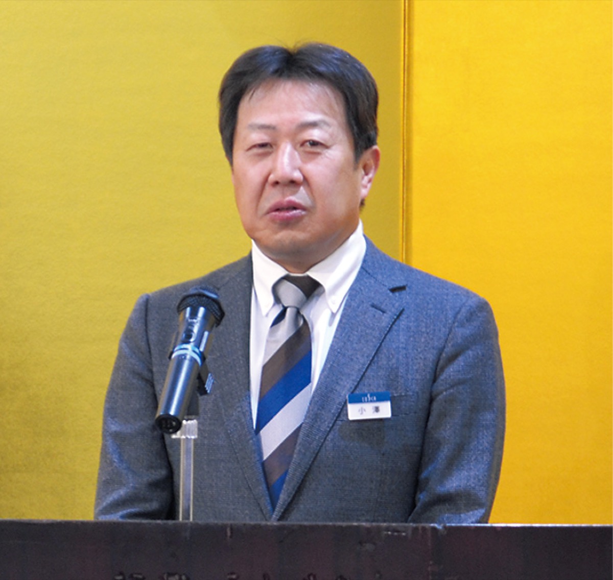 あいさつに立つ小澤社長