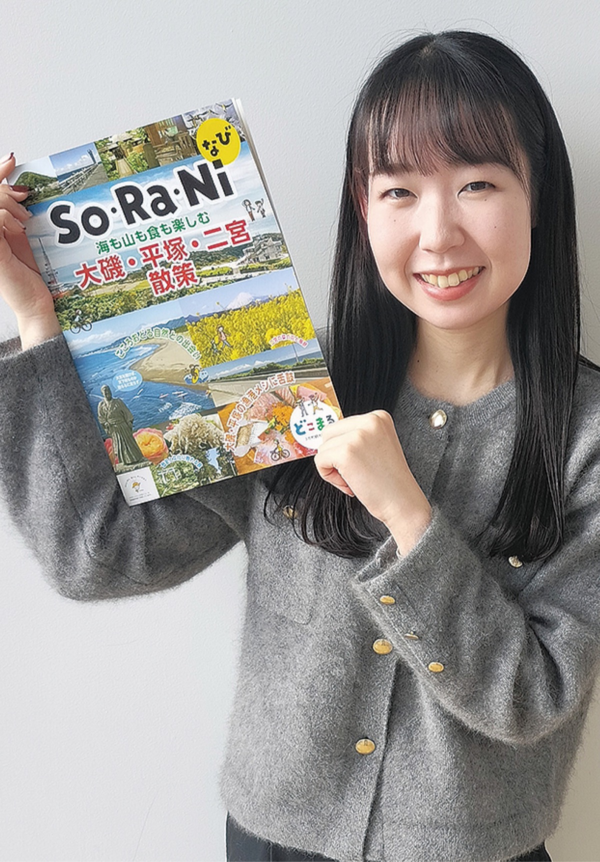 完成した冊子を持つ北村さん
