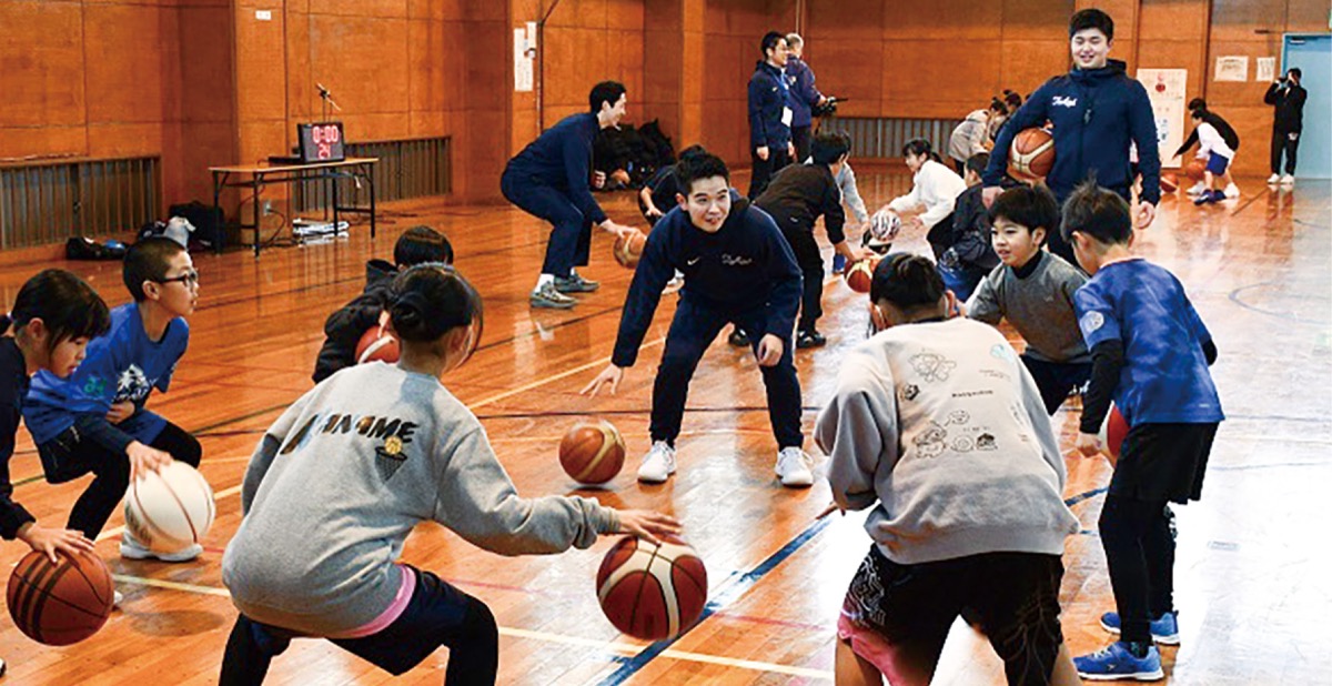 東海大学 バスケ部が児童をコーチ 小学生39人が白熱 | 平塚・大磯