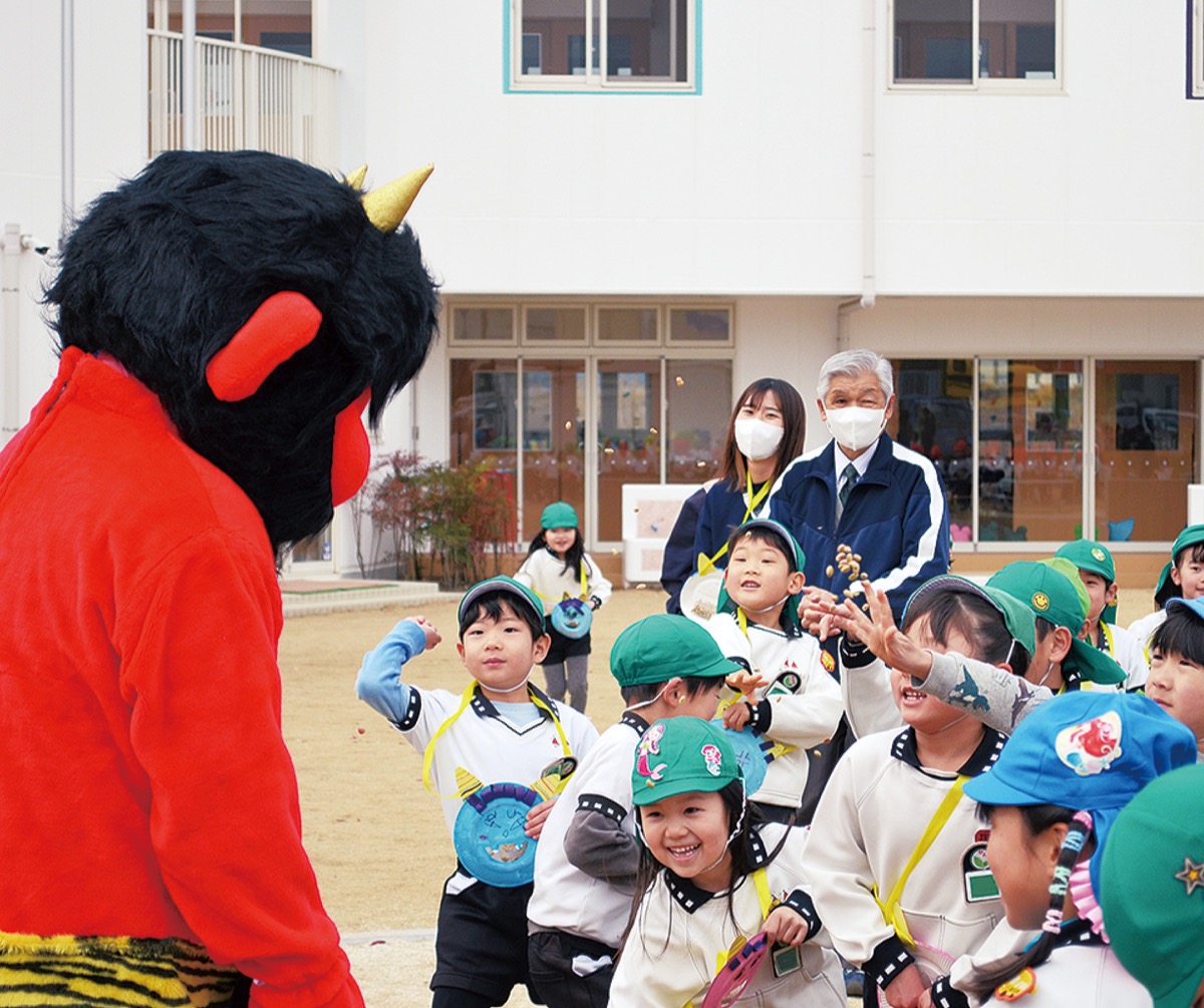 鬼に豆を投げる園児ら