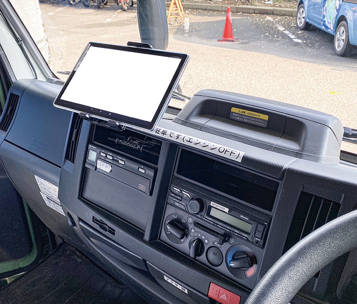収集車に設置されたタブレット端末(画像の一部を加工しています)