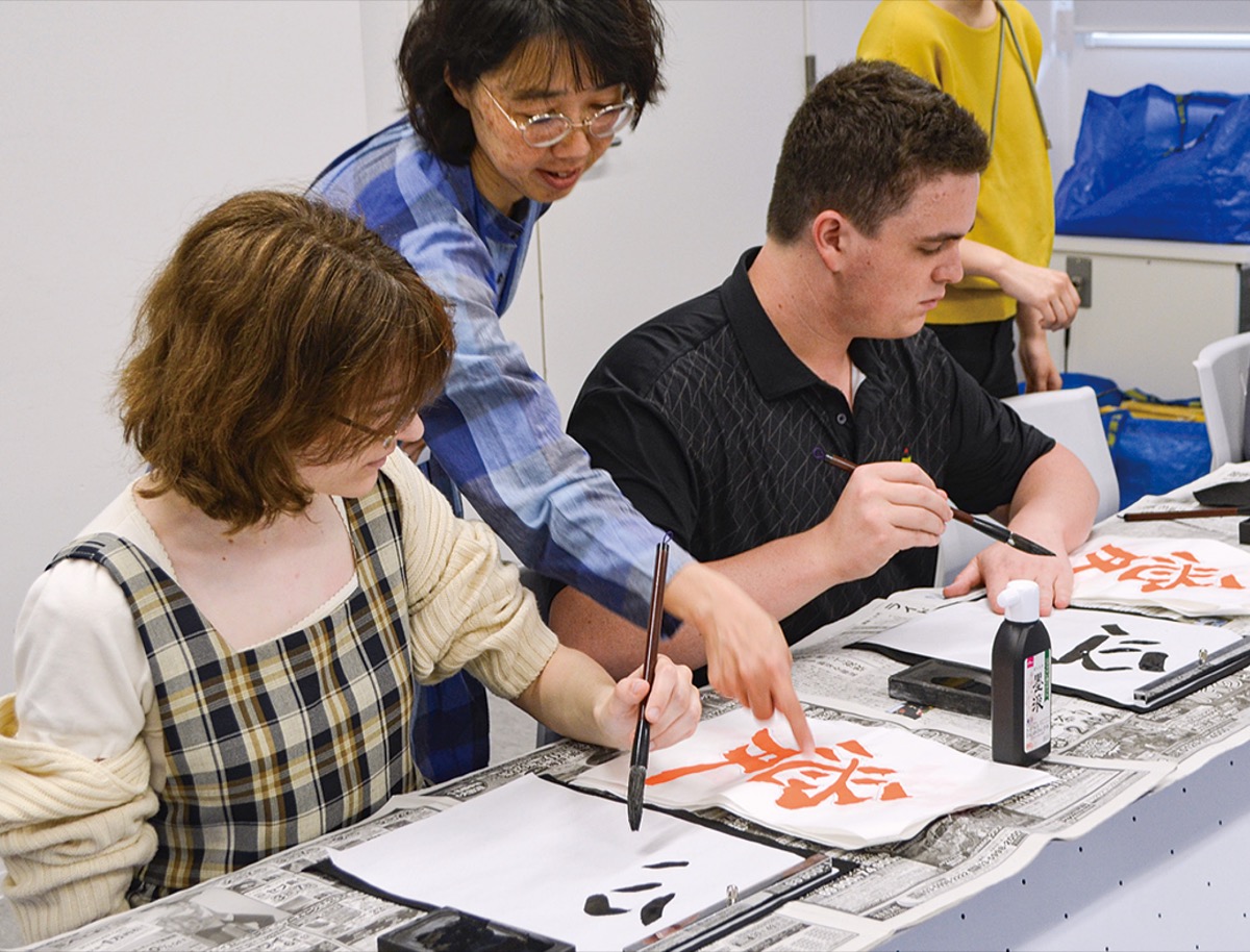 書道を体験する留学生