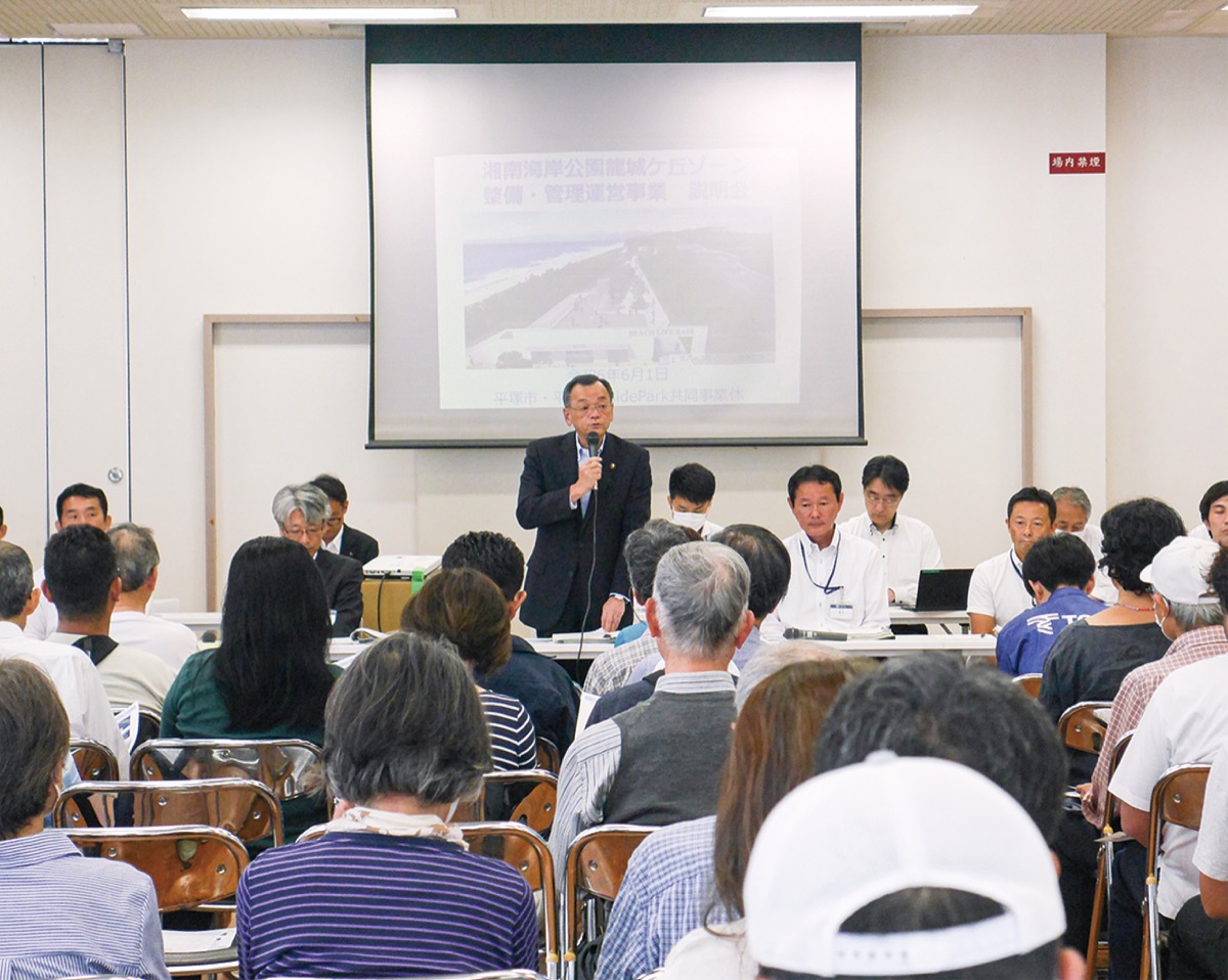 住民へ説明する落合市長