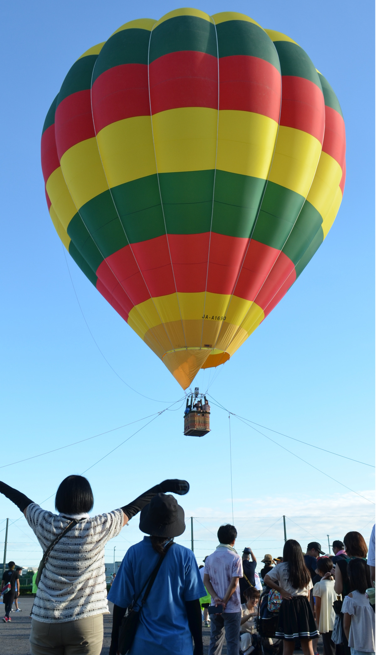 青空がきれい」 気球搭乗体験に親子170人 | 平塚・大磯・二宮・中井