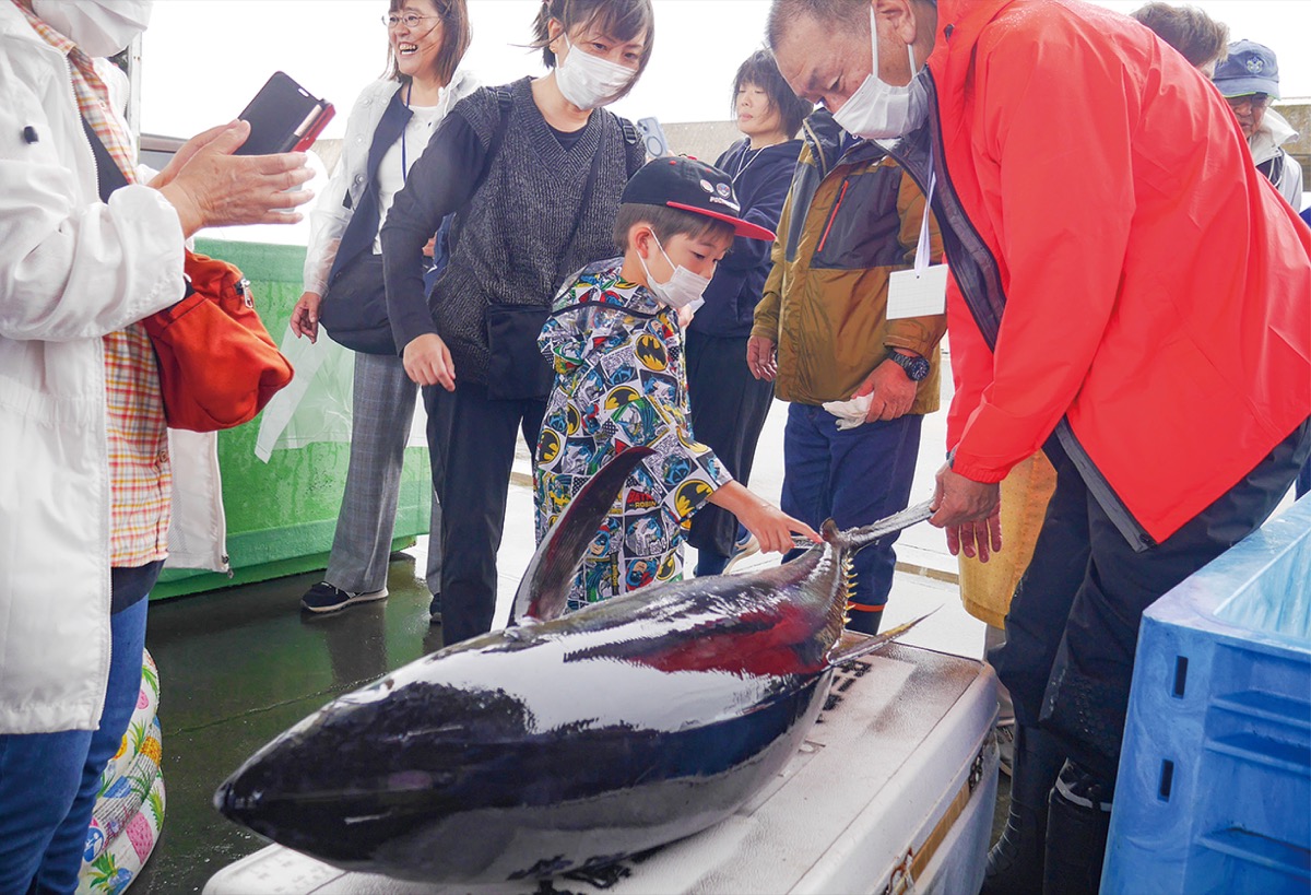 触って楽しむ魚の魅力 (写真1)