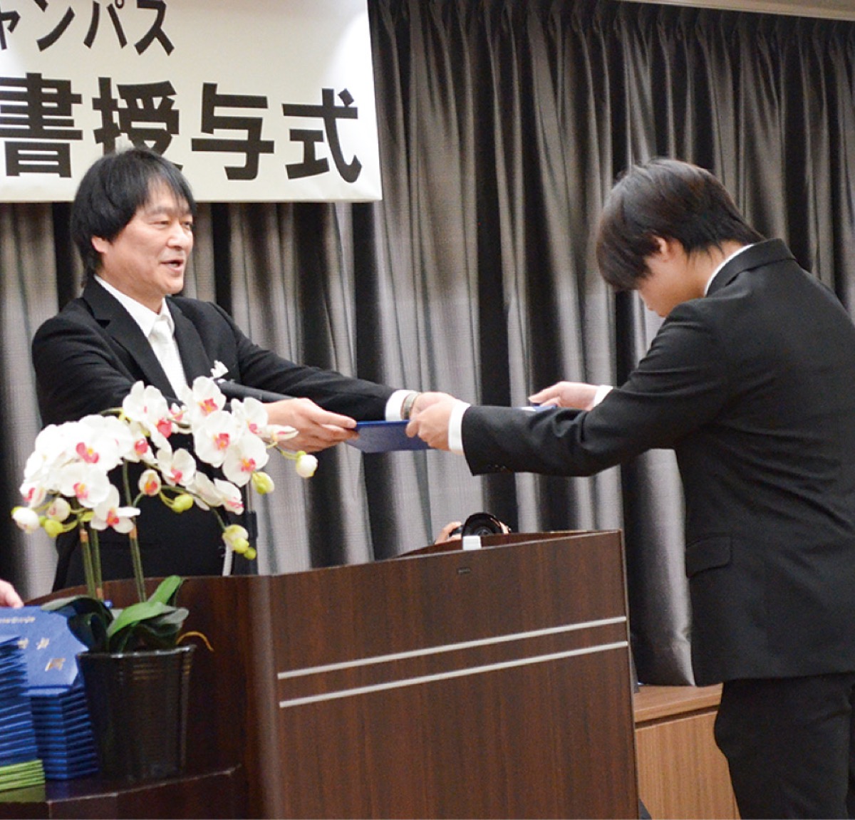 40人の門出に涙