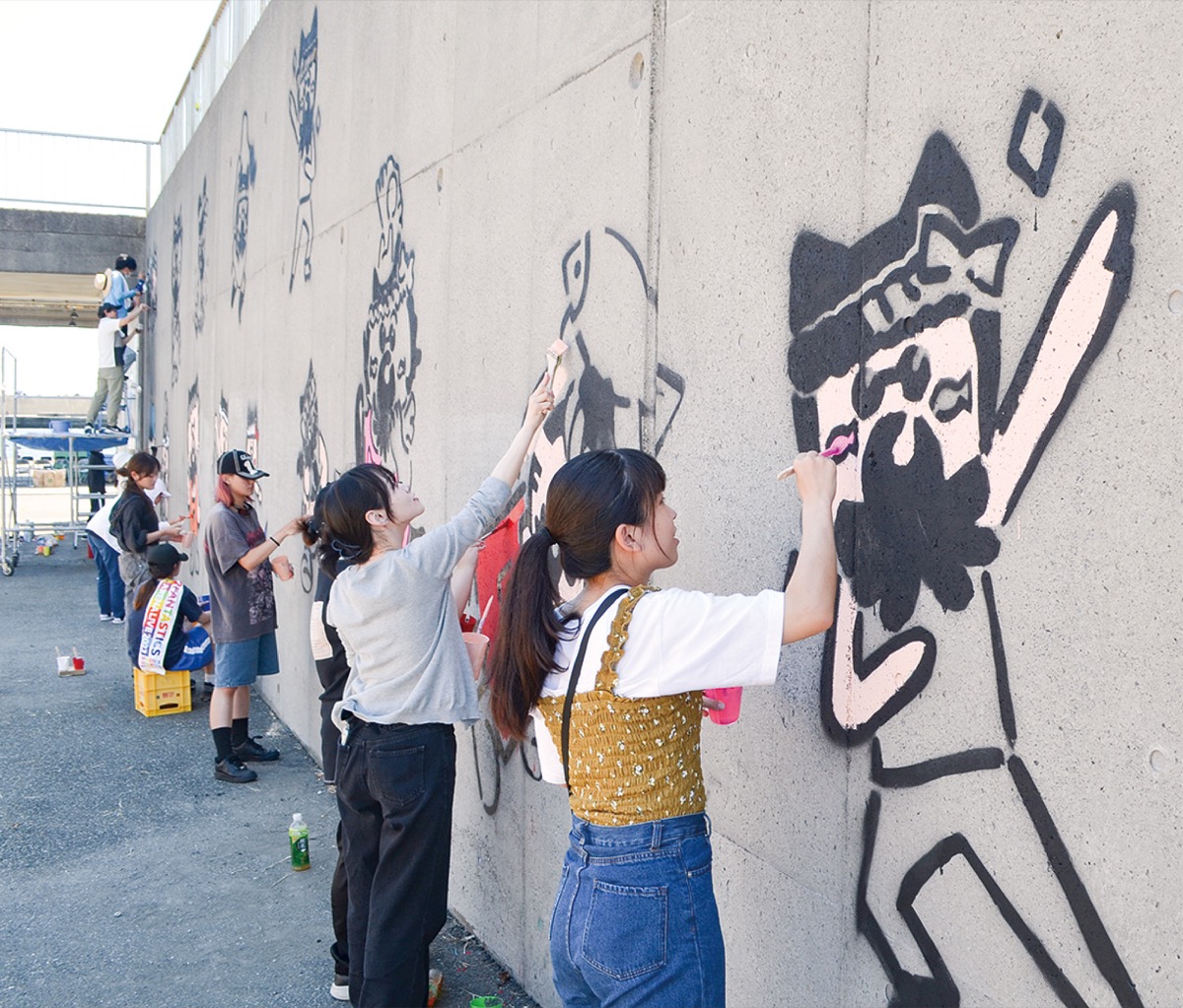 漁港擁壁にタマ三郎描画